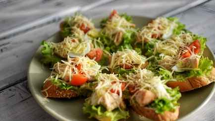 Вы больше не захотите готовить «Цезарь» обычным способом. Нашли рецепт, как сделать в виде бутербродов