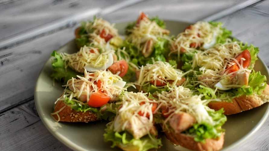 Вы больше не захотите готовить "Цезарь" обычным способом. Нашли рецепт, как сделать в виде бутербродов