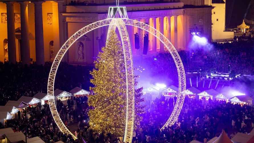 Главная ёлка Литвы в рождественский сезон 2024-2025. Фото: lrytas.lt