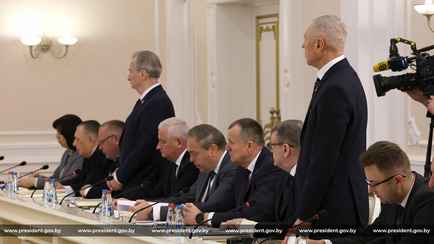 Лукашенко предложил главам исполкомов назначать руководителей частных организаций