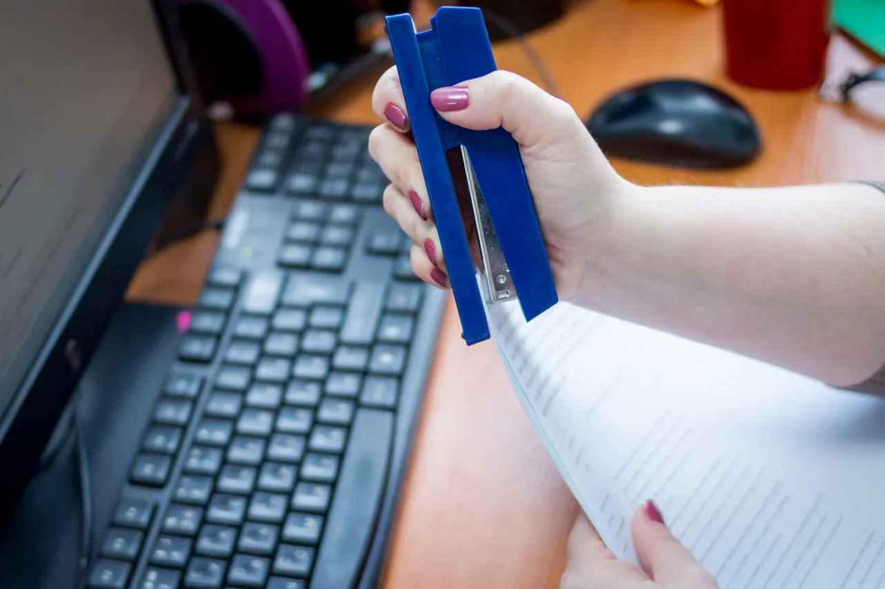 Об этой секретной функции степлера знают единицы. Как скрепить документы, чтобы без труда достать скобу?