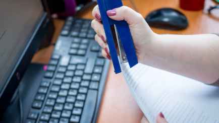 Об этой секретной функции степлера знают единицы. Как скрепить документы, чтобы без труда достать скобу?