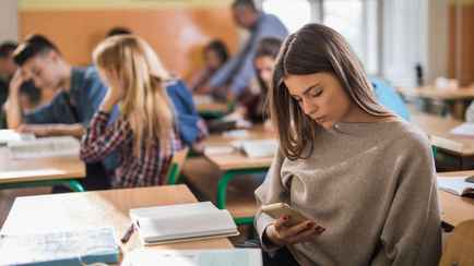 Может ли преподаватель забрать телефон у студента на занятиях? Белорусские юристы объяснили