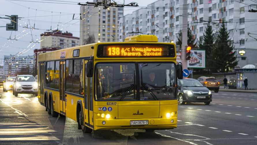 "Минсктранс" предупредил об опоздании автобусов и троллейбусов до 40 минут. Что случилось?