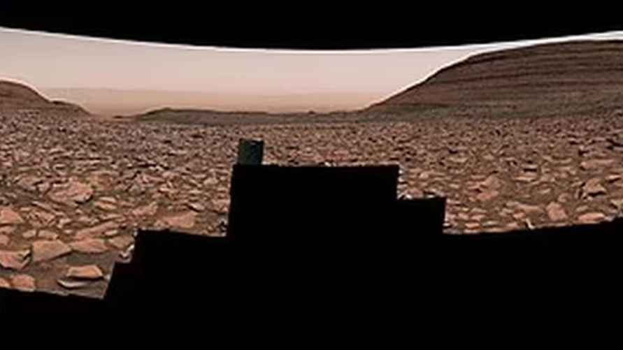 Марсоход Curiosity сделал эту панораму 2 ноября 2024 года, когда он покидал так называемый канал «Долина Гедиз» на Марсе по пути к загадочному гигантскому паутинному образованию