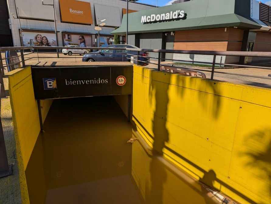 «Ожидаем худшего» - В Испании подземная парковка может оказаться кладбищем из-за наводнения