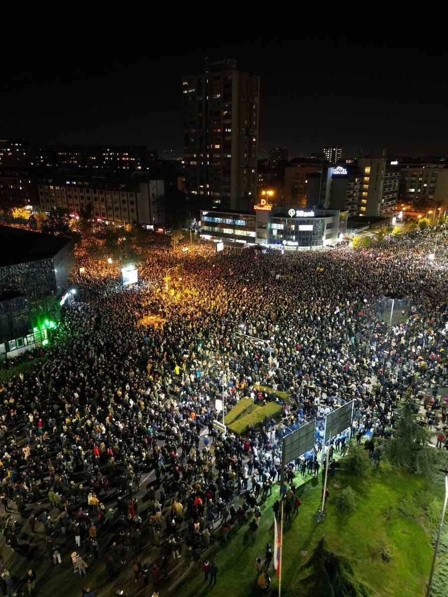Тысячи сербов вышли на улицу, требуя отставки премьера. Чем недовольны?
