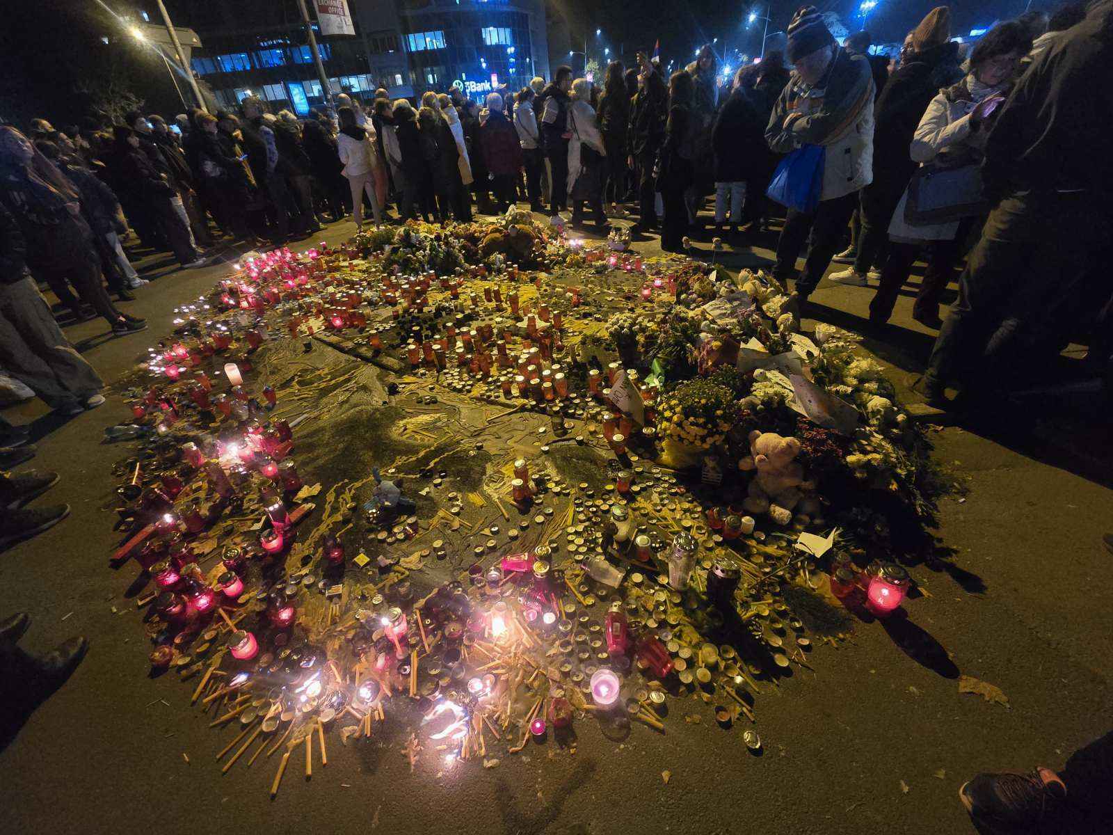 Тысячи сербов вышли на улицу, требуя отставки премьера. Чем недовольны?