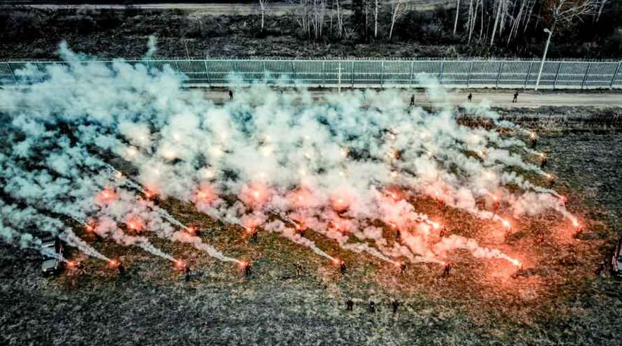 Польские солдаты устроили «огненное шоу» на границе с Беларусью