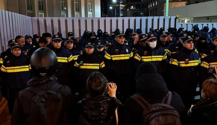 В Грузии вспыхнули протесты после заморозки переговоров о вступлении в ЕС. В ход пошли спецназ и водомёты