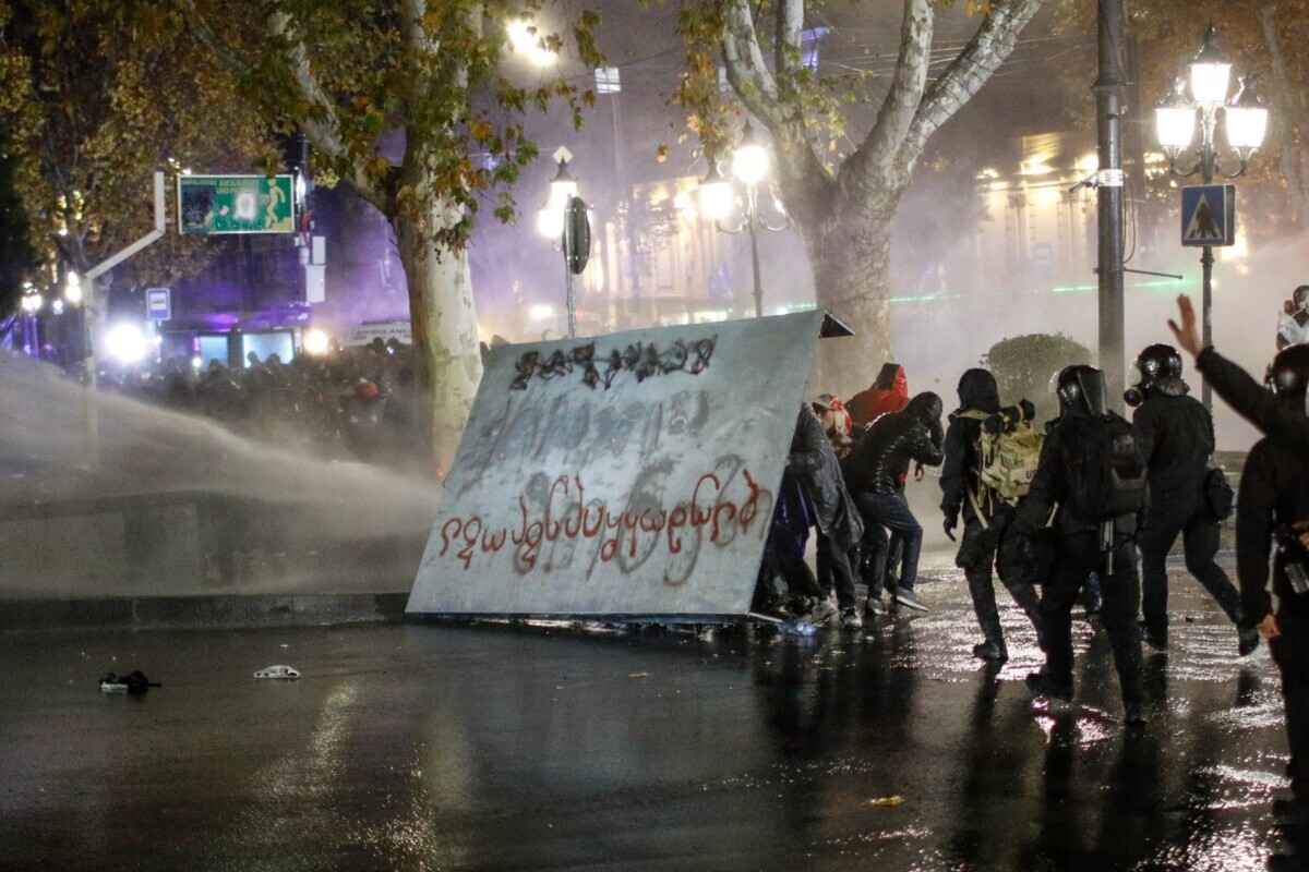 В Грузии вспыхнули протесты после заморозки переговоров о вступлении в ЕС. В ход пошли спецназ и водомёты