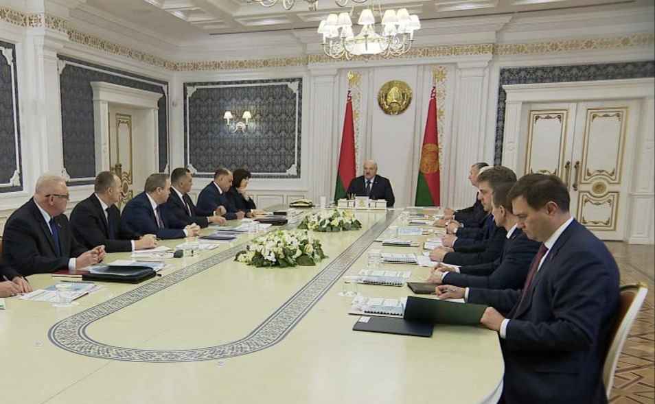 "Все, что он попросит" - Лукашенко приказал слушаться Карпенко и пообещал не держаться за власть "растопыренными руками"