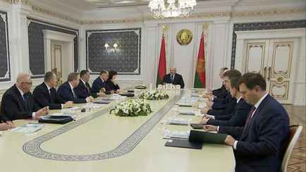 «Все, что он попросит» — Лукашенко приказал слушаться Карпенко и пообещал не держаться за власть «растопыренными руками»