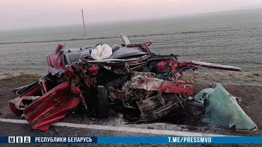 Под Пинском оторвавшийся прицеп врезался в легковушку. Два человека погибли