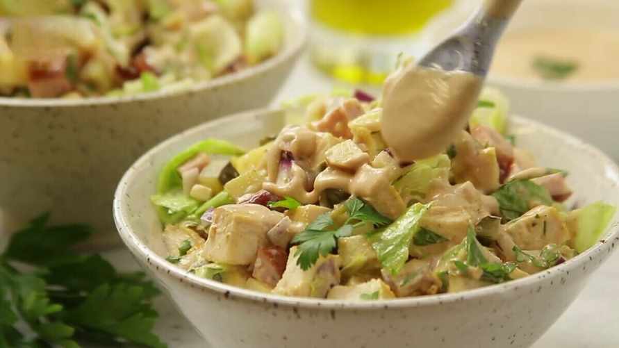 Этот салат затмит "Оливье" и "Цезарь". Как приготовить слоёного "Дровосека" с курицей и гренками?