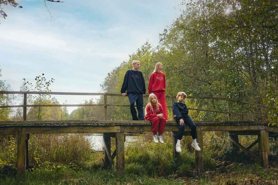 Mark Formelle предложила футболки и худи с «инопланетной атмосферой» белорусского болота. Что по ценам?