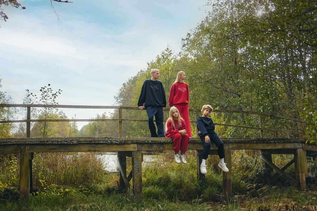 Mark Formelle предложила футболки и худи с «инопланетной атмосферой» белорусского болота. Что по ценам?