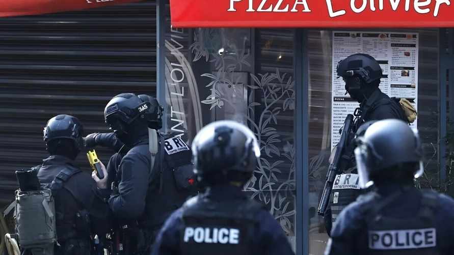 В пригороде Парижа неизвестный захватил ресторан и взял в заложники "трое или четверо сотрудников"