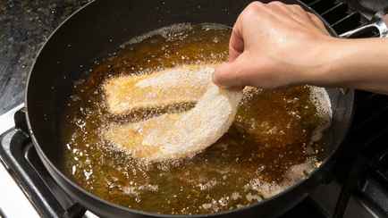 Масло больше не будет разбрызгиваться при жарке рыбы и котлет. Возьмите из шкафа всего одну вещь