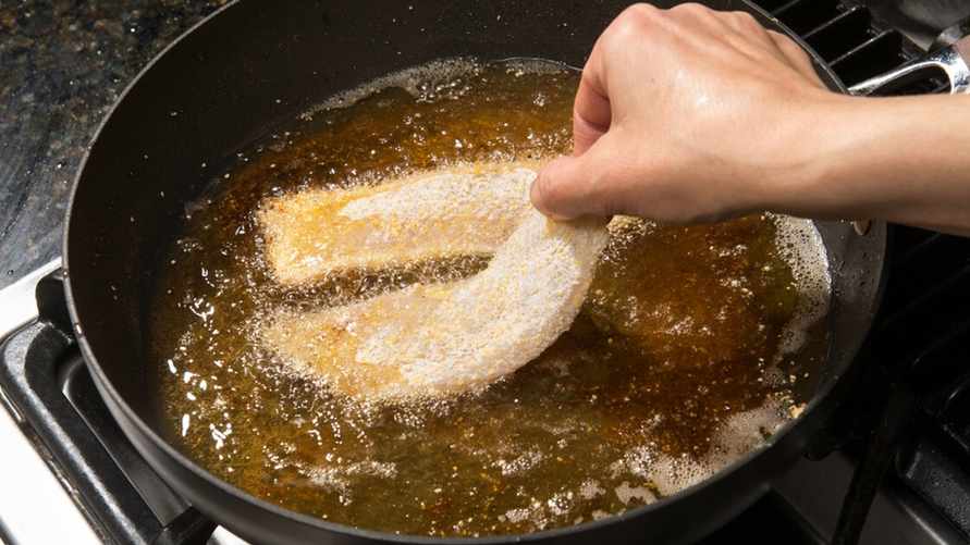 Масло больше не будет разбрызгиваться при жарке рыбы и котлет. Возьмите из шкафа всего одну вещь