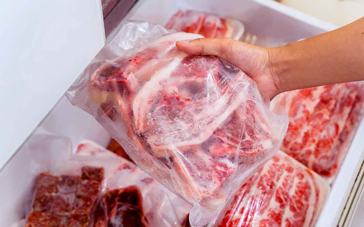 Как разморозить мясо за 5 минут? Достаньте эти 2 продукта из шкафчика