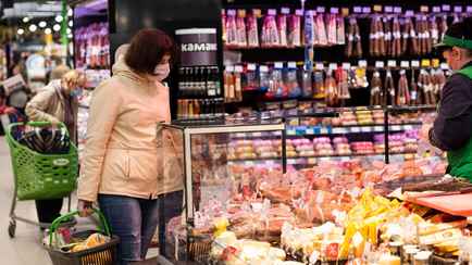 Кофе, курица, сыры, масло, икра. Белорусские магазины объявили скидки до 45% на десятки товаров