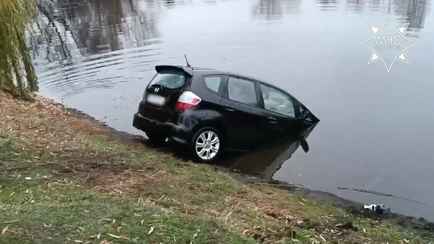 В Бобруйске мужчина припарковал авто у подъезда, а нашел его в озере. Что случилось?