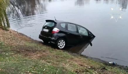 В Бобруйске мужчина припарковал авто у подъезда, а нашел его в озере. Что случилось?