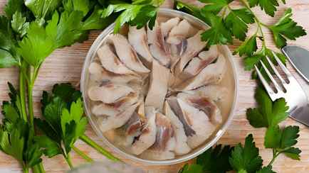 Эта ошибка при вымачивании селедки сделает ее горькой и резиновой. Сколько времени и жидкости понадобится?