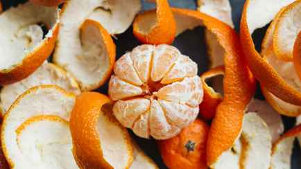 Зачем заливать кожуру мандаринов уксусом? Нашли 7 способов, как применить эти отходы с пользой