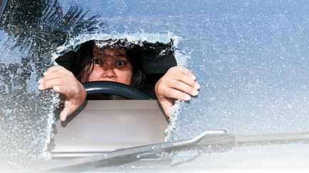 Автоэксперт раскрыл экспресс-метод разморозки лобового стекла оранжевым овощем. Чем лучше скребка и пшикалок?