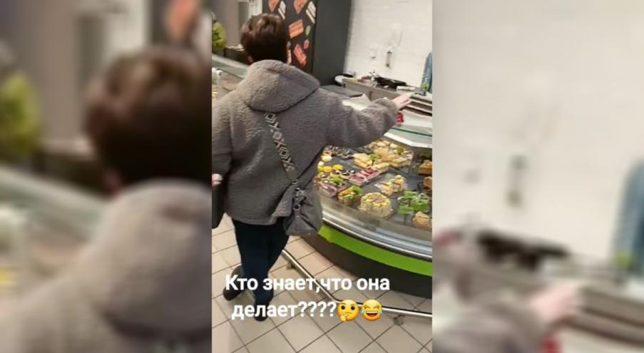 Так, на видео заметно, как покупательница очень настойчиво