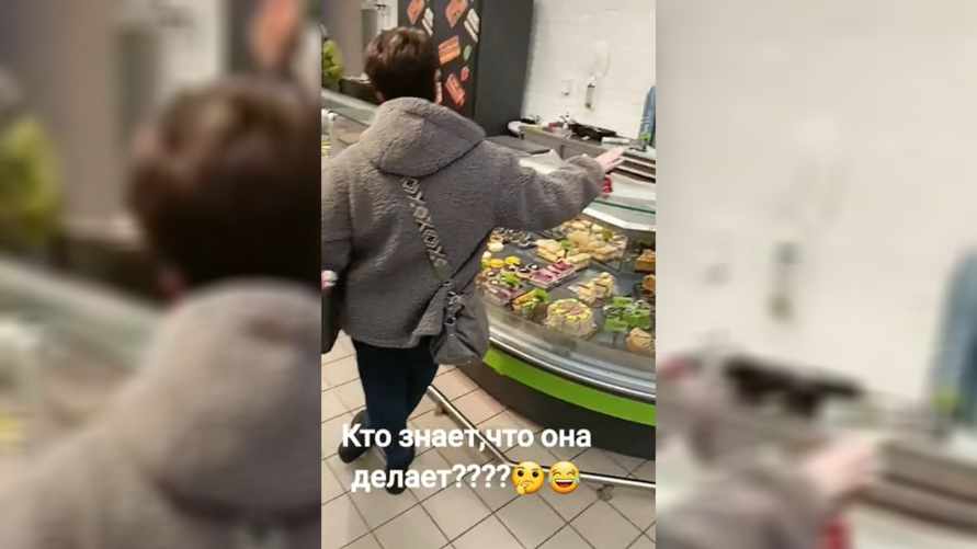 "Дикость просто" - В Борисове показали, как подзывают продавцов в магазине. Мнения комментаторов в TikTok разделились