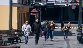 Белорусов позвали на «коллективное бесконтактное парение» на улице в Минске. Это что такое?