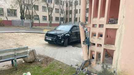 В Минске мужчина на Hyundai врезался в подъезд жилой многоэтажки