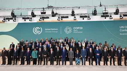 «Осознанное решение президента» — Дуда отказался от группового фото с участниками климатического саммита в Баку