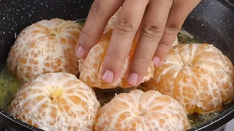 Поджарьте мандарины и залейте тестом. Этот пирог без духовки никого не оставит равнодушным