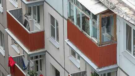 Штраф — до 1000 рублей. Чиновники напомнили белорусам, что нельзя вешать на балконах и окнах