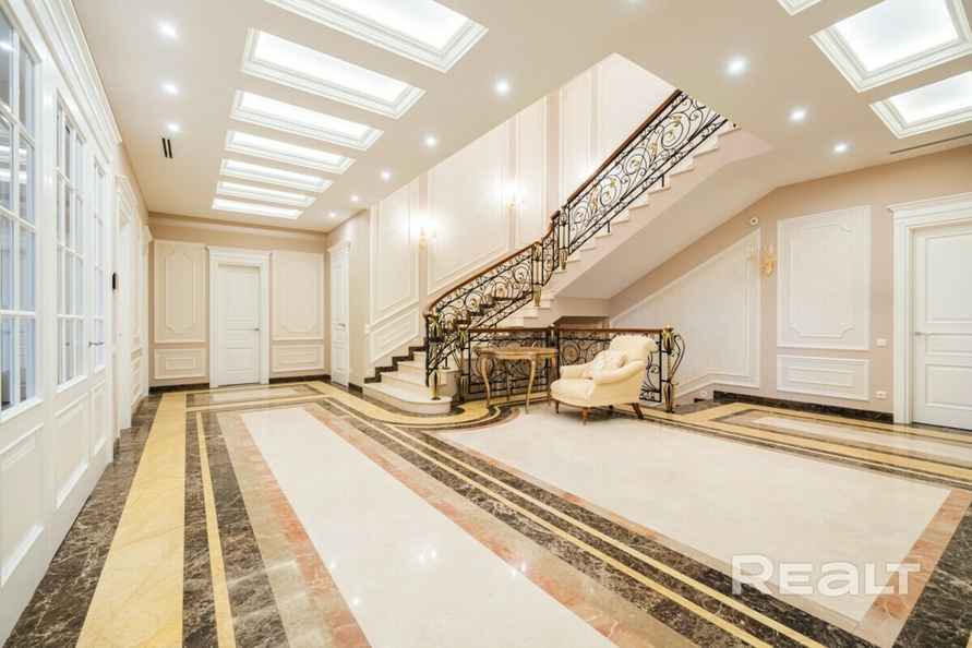 Цена — почти 4 млн долларов. Под Минском решили продать 3-этажный дом мечты. За что такие деньги?