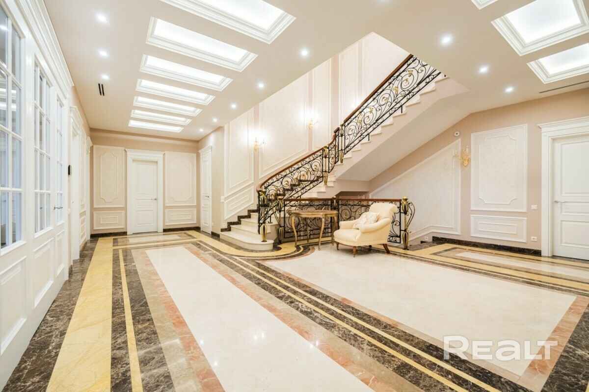 Цена — почти 4 млн долларов. Под Минском решили продать 3-этажный дом мечты. За что такие деньги?