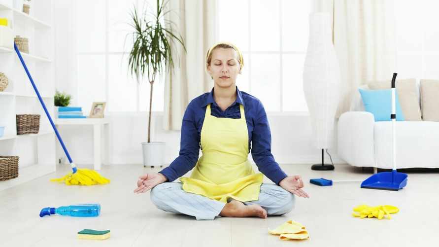 Как не потратить все выходные на уборку дома и отдохнуть? Психолог и дизайнер дали 4 совета для баланса