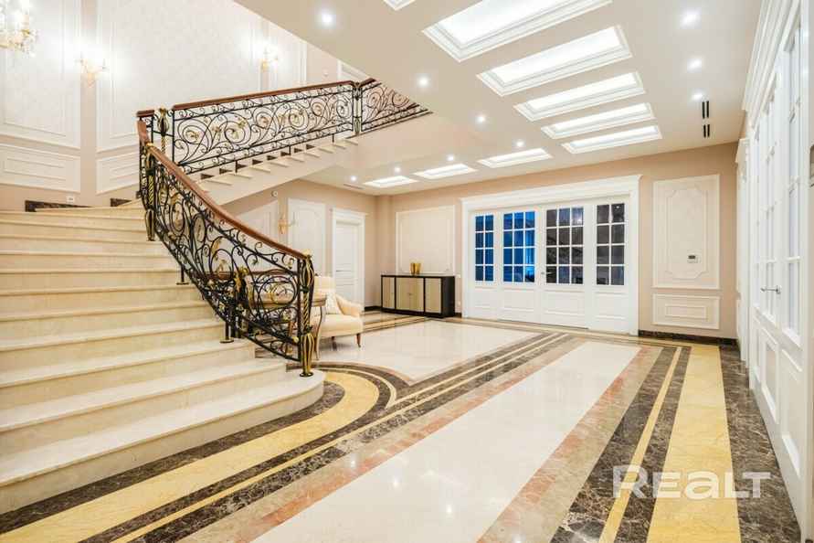 Цена — почти 4 млн долларов. Под Минском решили продать 3-этажный дом мечты. За что такие деньги?