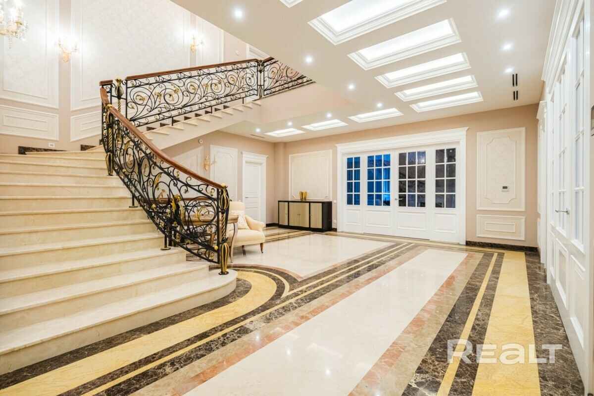 Цена — почти 4 млн долларов. Под Минском решили продать 3-этажный дом мечты. За что такие деньги?