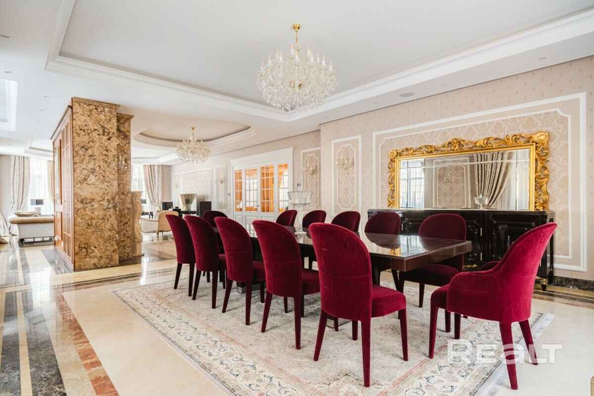 Цена — почти 4 млн долларов. Под Минском решили продать 3-этажный дом мечты. За что такие деньги?