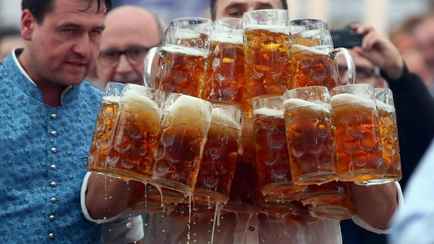 В бокале какой формы пиво останется холодным дольше? Физик дал точный ответ