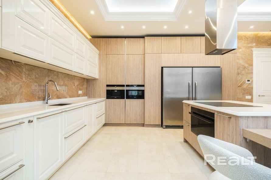 Цена — почти 4 млн долларов. Под Минском решили продать 3-этажный дом мечты. За что такие деньги?