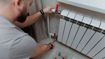 Какой должна быть температура в домах белорусов? Коммунальщики рассказали, куда звонить тем, у кого холодно