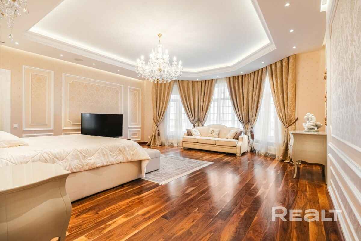 Цена — почти 4 млн долларов. Под Минском решили продать 3-этажный дом мечты. За что такие деньги?