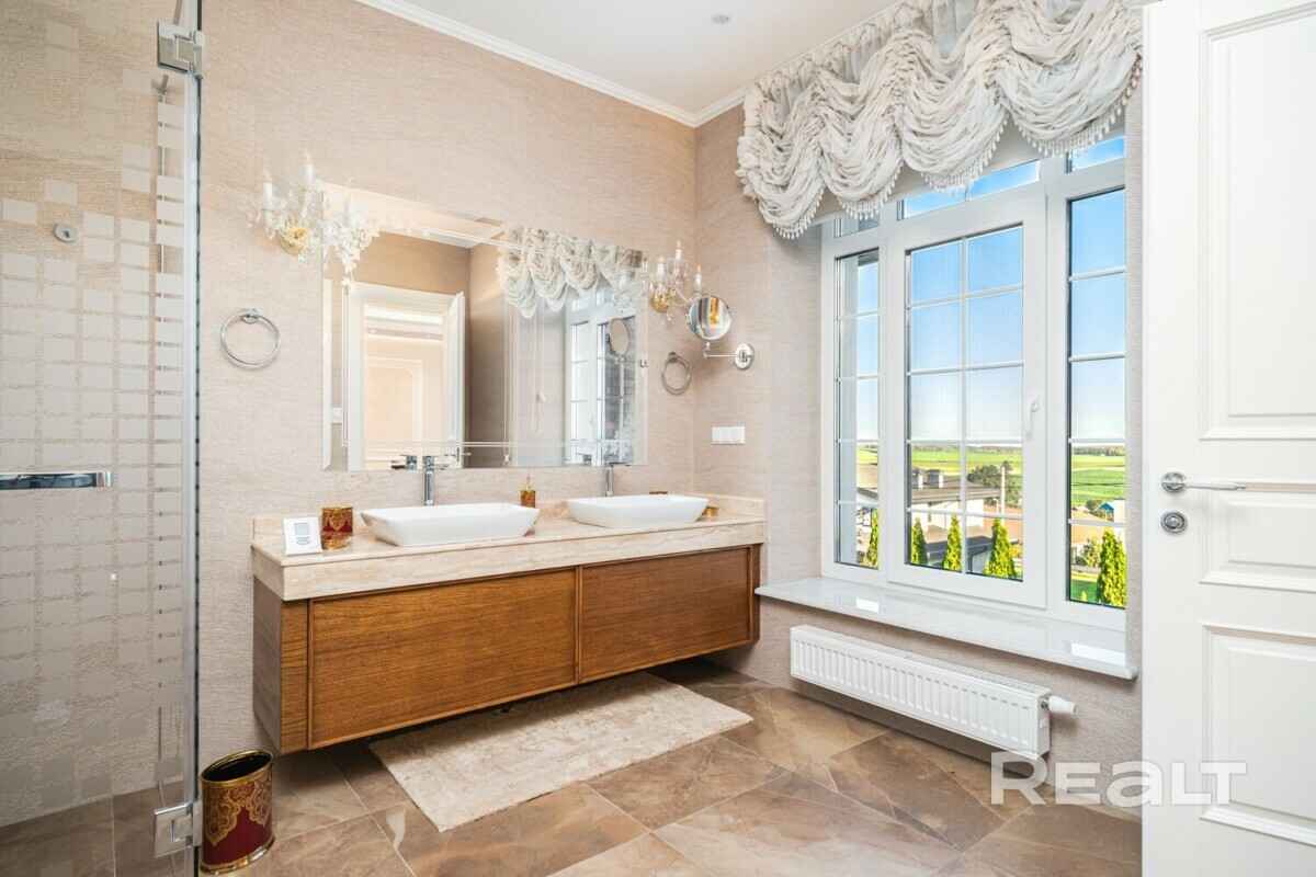 Цена — почти 4 млн долларов. Под Минском решили продать 3-этажный дом мечты. За что такие деньги?