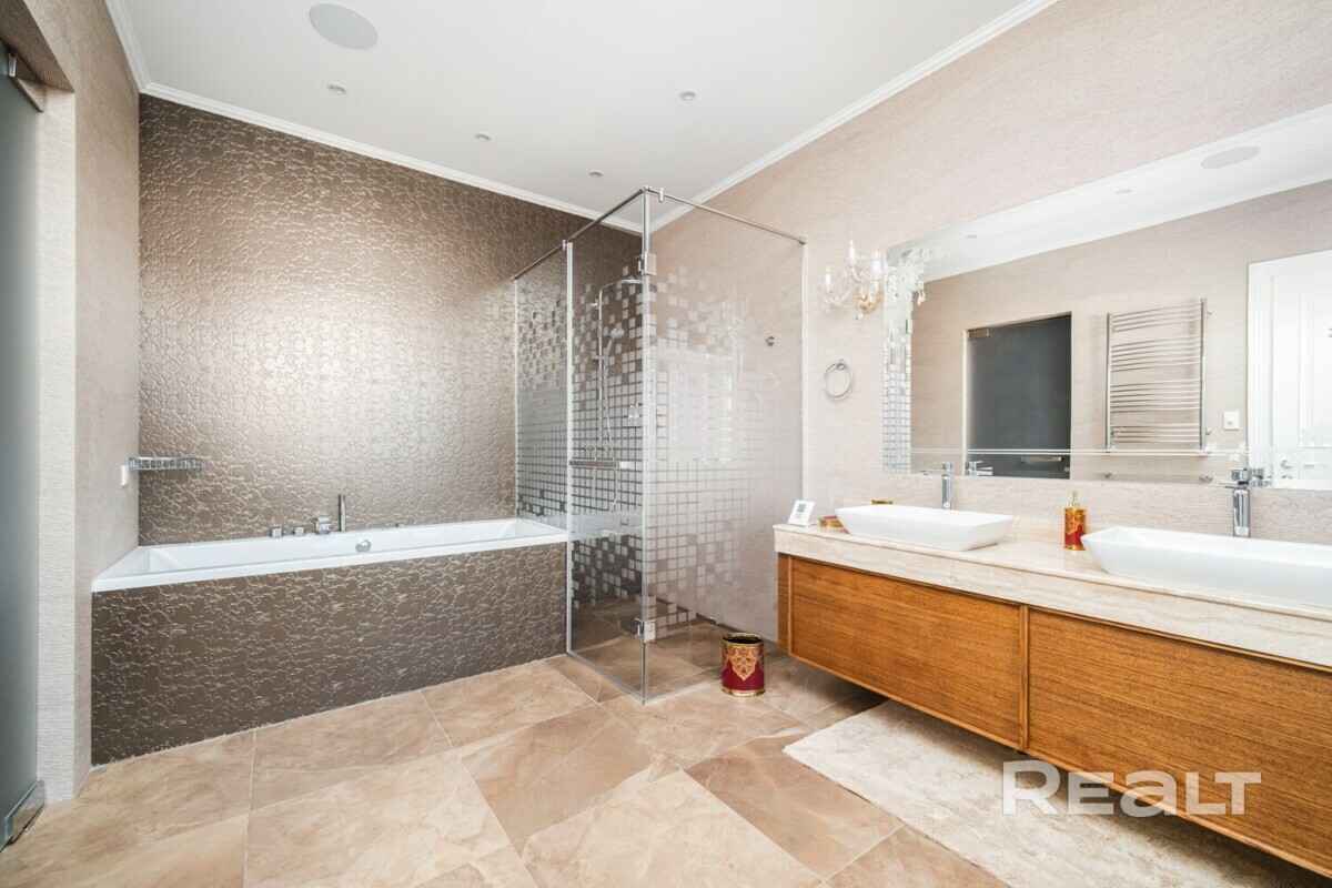 Цена — почти 4 млн долларов. Под Минском решили продать 3-этажный дом мечты. За что такие деньги?